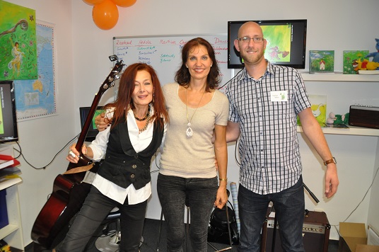 Musikalische Begleiterin Jutta K&ouml;nig, Buch-Autorin Cornelia Asal und Verlagsmitarbeiter