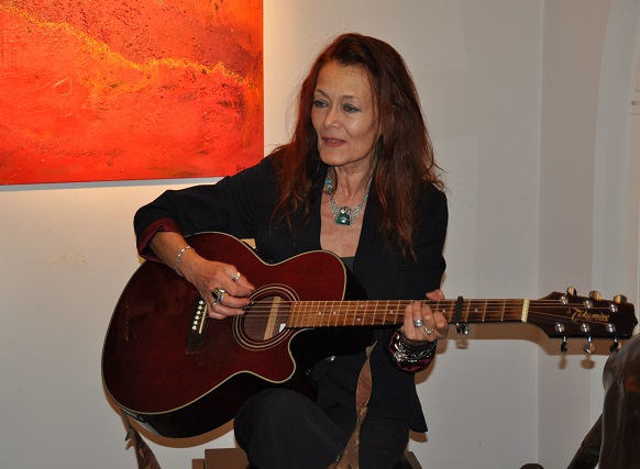 Jutta K&ouml;nig gestaltete bei der Vernissage von Cornelia Asal den musikalischen Rahmen (Gitarre und Gesang)