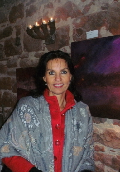 Cornelia Asal pr&auml;sentiert ihre Gem&auml;lde in der Kulturscheune Nikolaushof