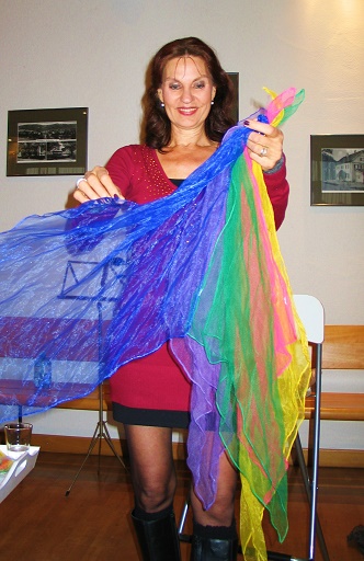 April 2017 Lyrik und Musik, Cornelia Asal mit T&uuml;chern