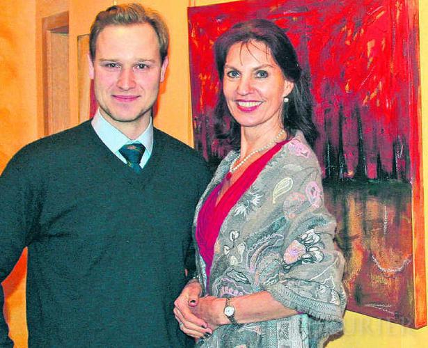 Neue Ausstellung in der "Galerie am Waldeck" in Leustetten: Zu sehen sind derzeit Bilder von Cornelia Asal, hier zusammen mit Kunsthistoriker Jan-Christoph Wartmann. (Foto: Hanspeter Walter, S&uuml;dkurier)