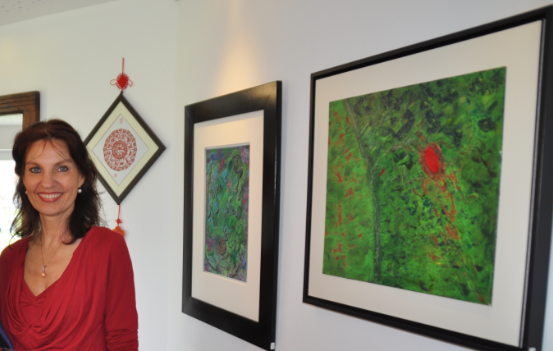 Cornelia Asal stellt ihre Gem&auml;lde in Wasserburg aus