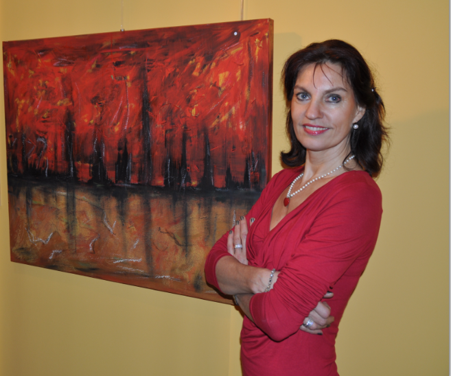 Cornelia Asal vor einem ihrer Gem&auml;lde