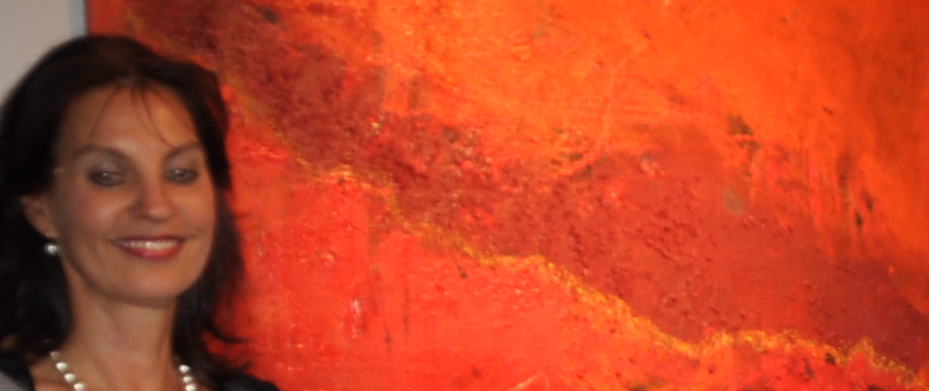 Cornelia Asal vor Gem&auml;lde